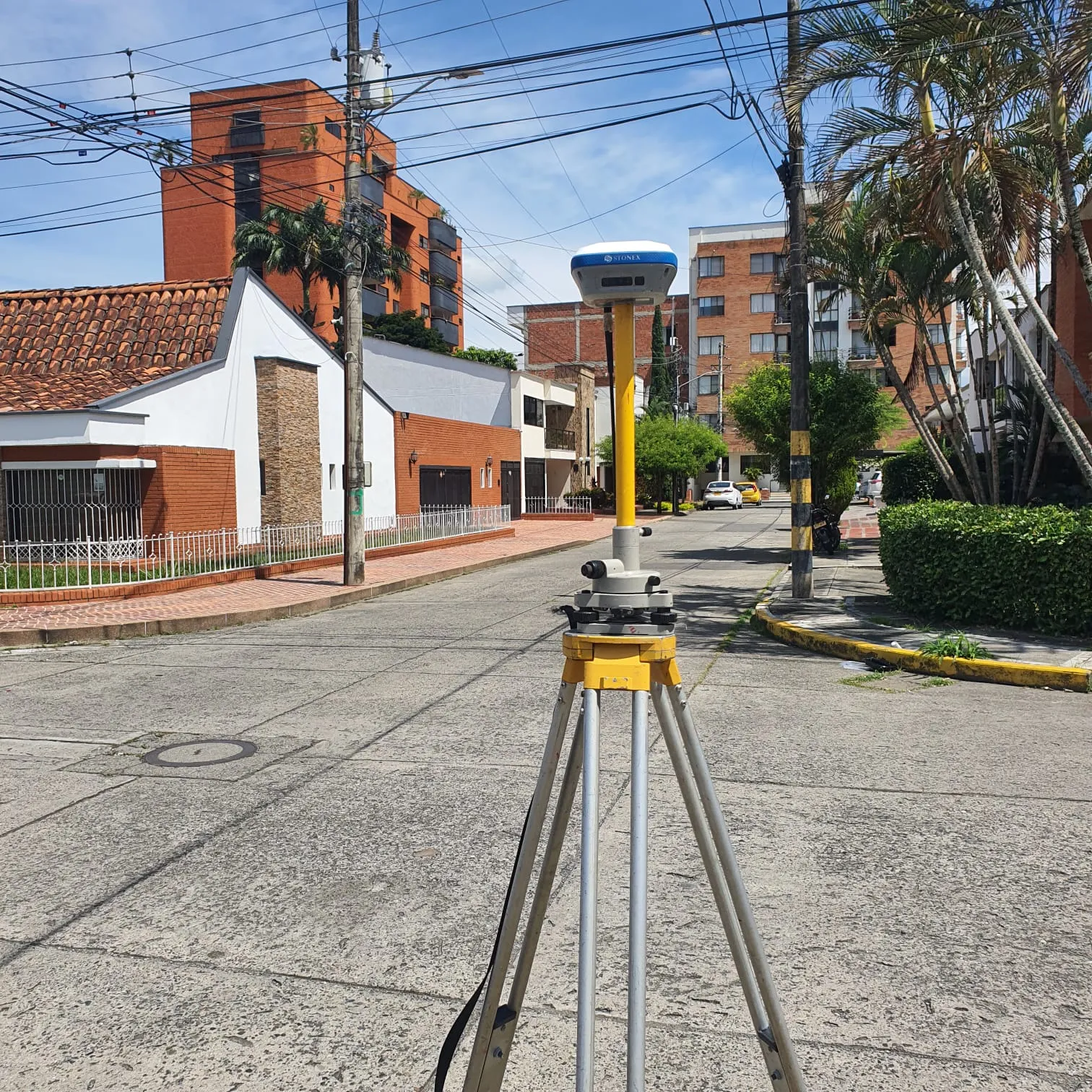 Operador monitoreando procesos industriales