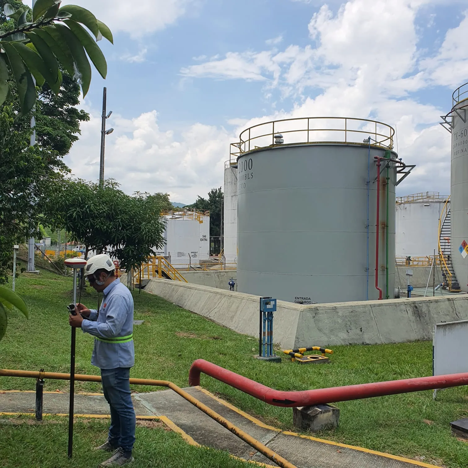 Ingeniero programando PLC