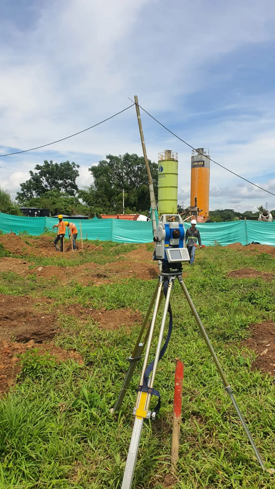 Ingenieros coordinando obra