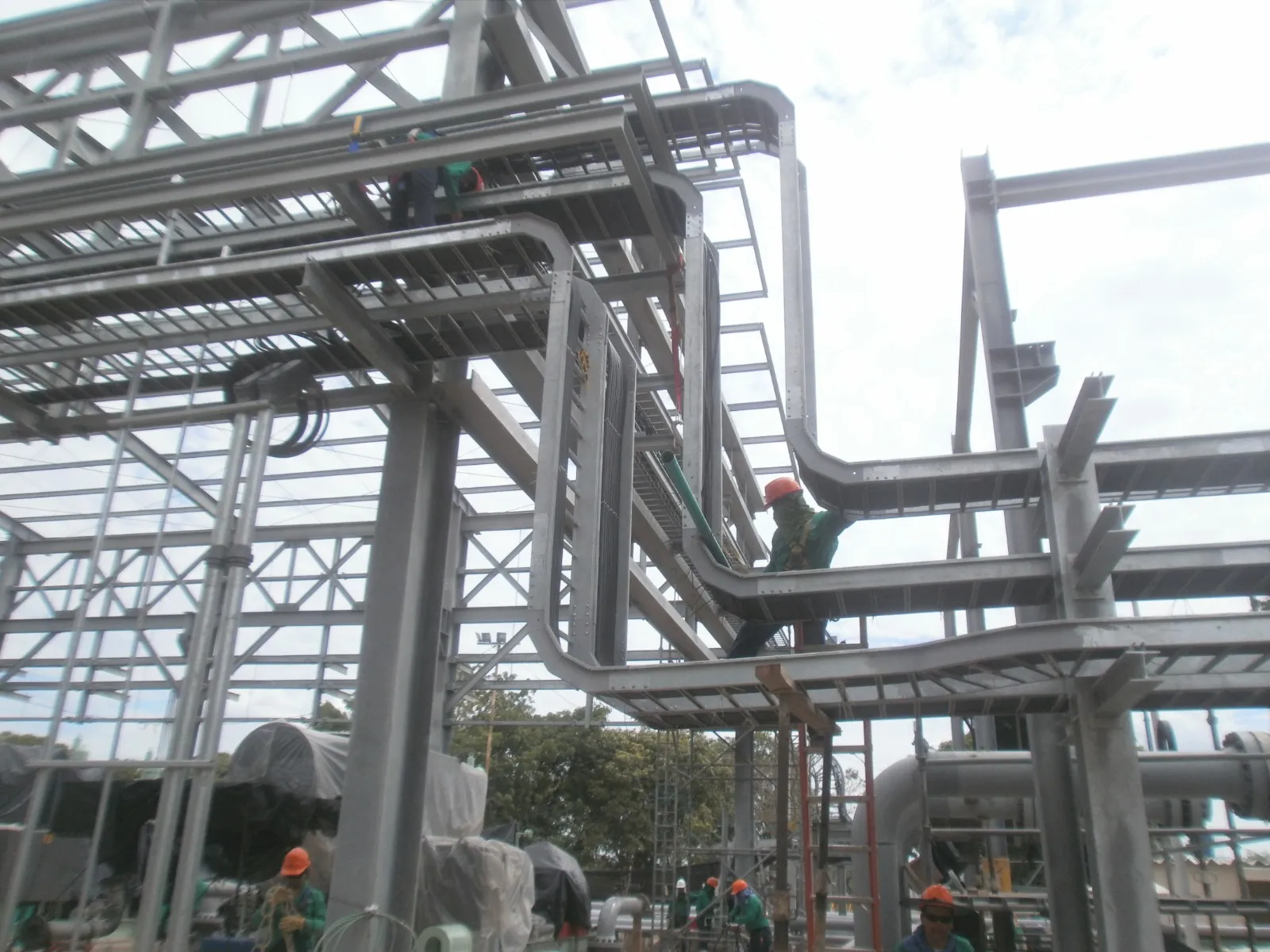 Equipo de ingenieros civiles en obra