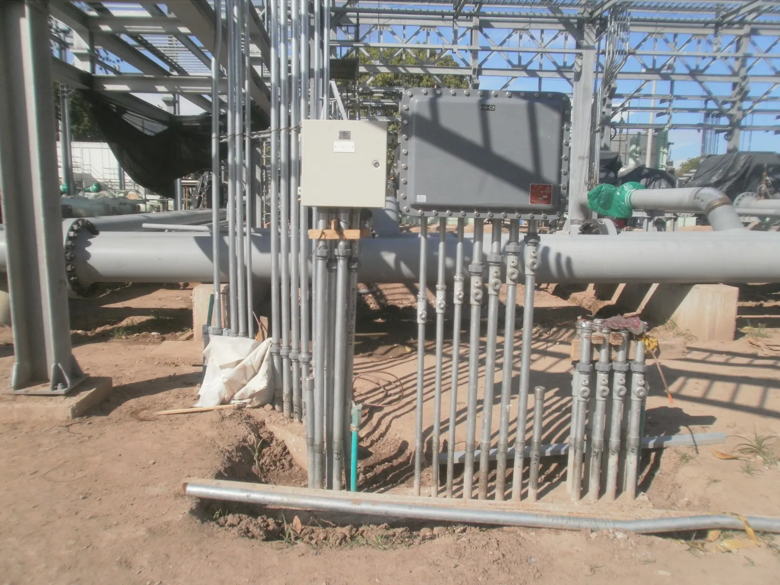 Inspección de obra con casco y planos