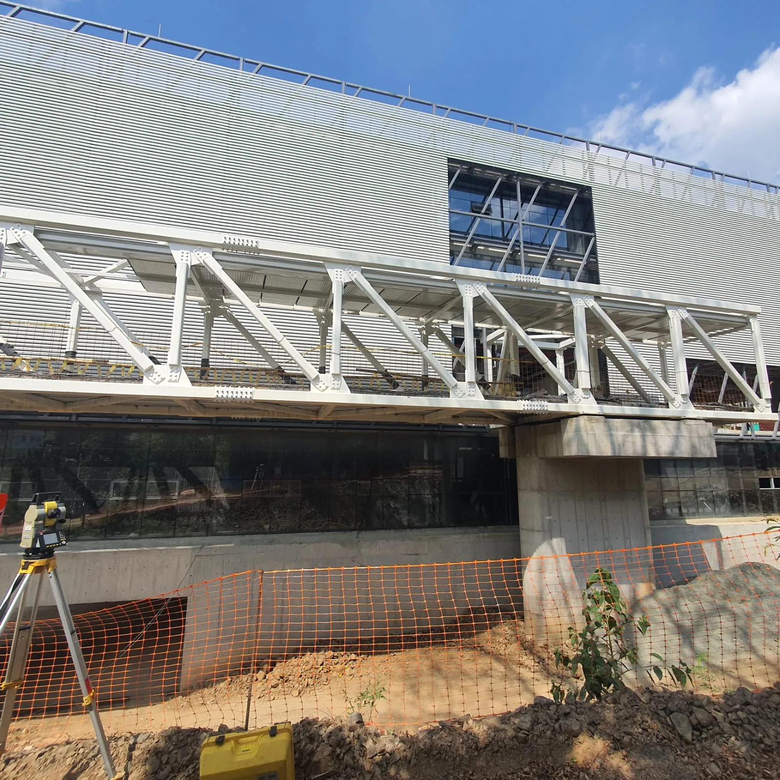 Equipo de ingenieros en obra
