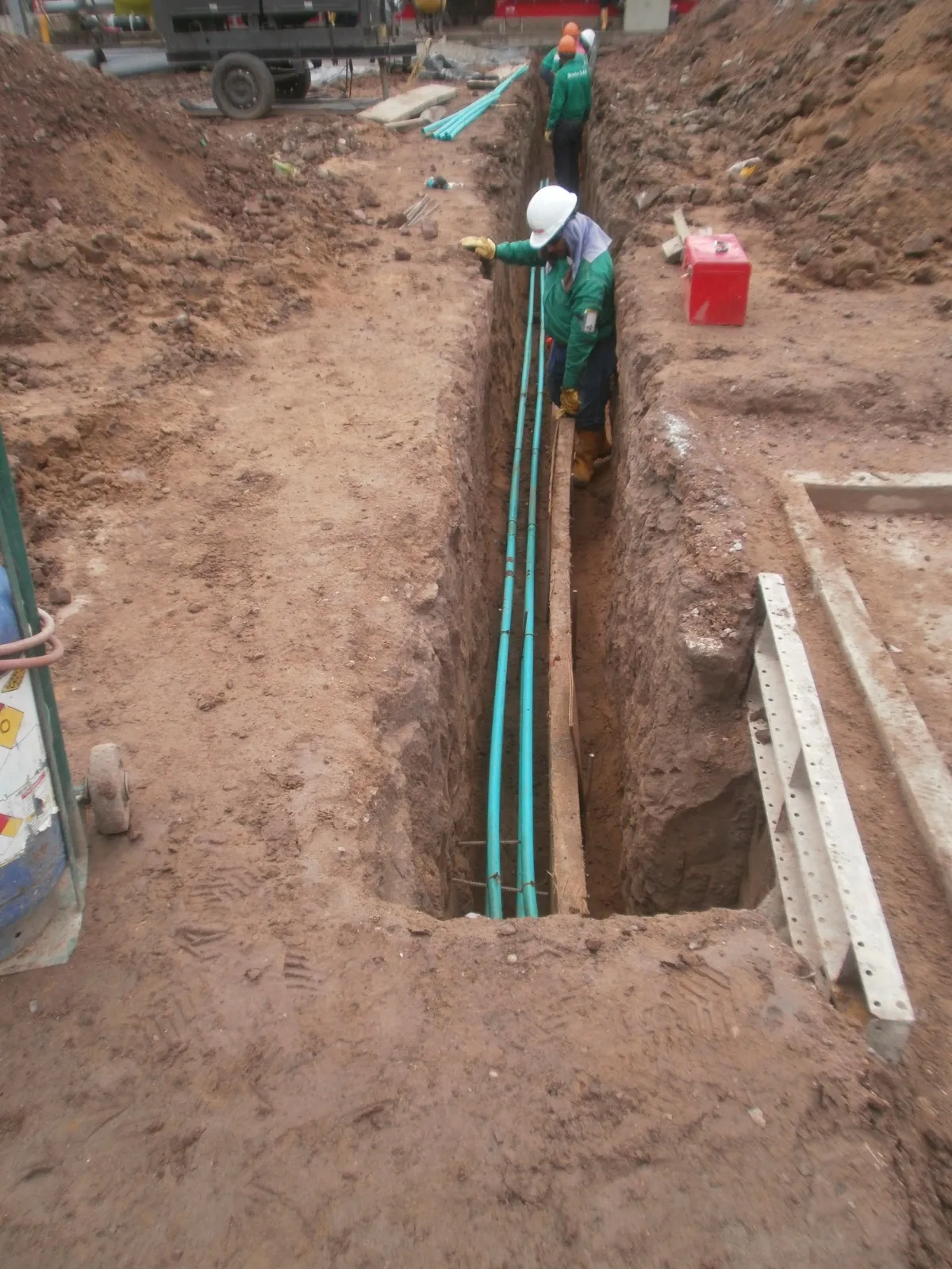 Técnico realizando mantenimiento eléctrico